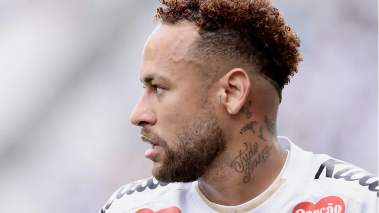 Neymar tem contrato com o Santos até o fim do ano.