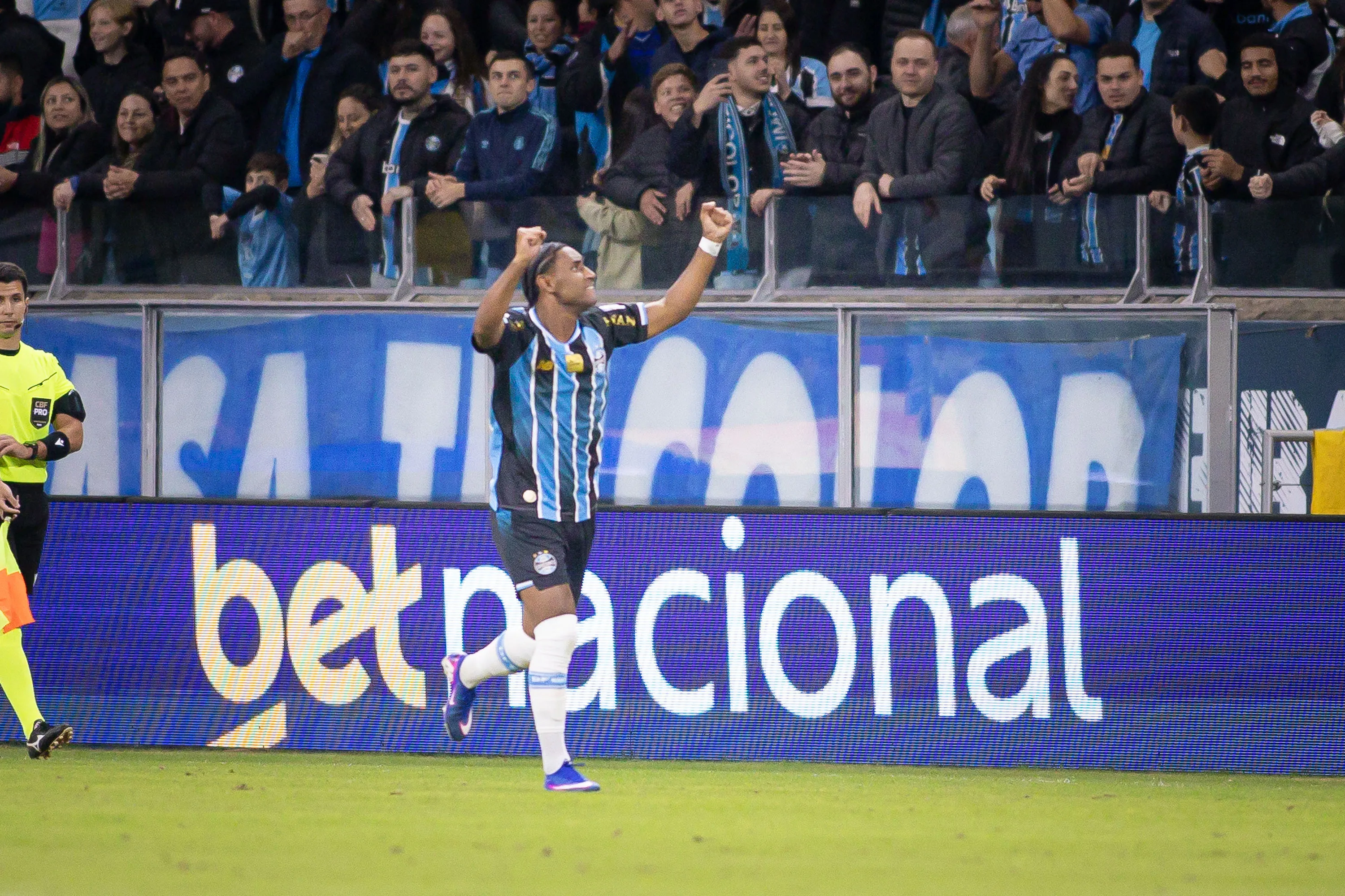Tetê marcou o gol da vitória e se emocionou na comemoração – Foto: Maxi Franzoi/AGIF