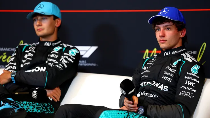 Antonelli (D) protestou contra Russell (E) no rádio durante a sprint