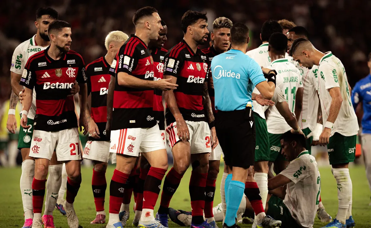 CBF divulga análise do VAR sobre expulsão de Carrascal no Maracanã em Flamengo x Palmeiras