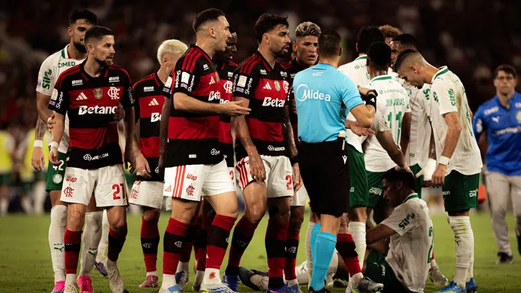 CBF divulga análise do VAR sobre expulsão de Carrascal no Maracanã em Flamengo x Palmeiras — Foto Isabela AzineAGIF