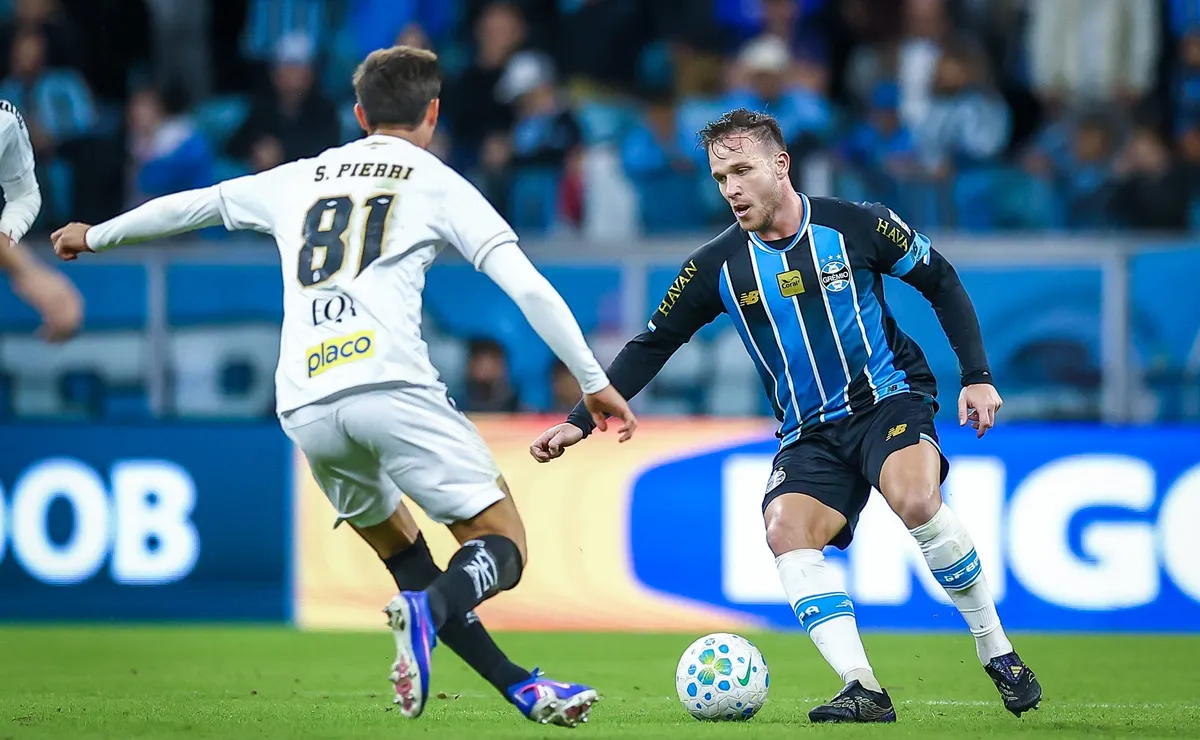 Arthur confirma desejo de seguir no Grêmio e revela espera por decisão da Juventus