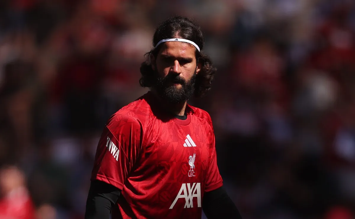 Alisson volta a ser titular do Liverpool antes da Copa do Mundo