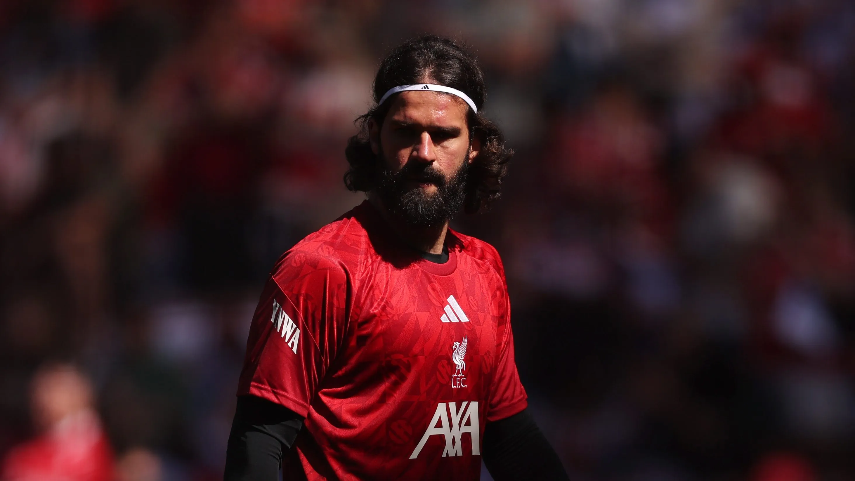 Alisson durante aquecimento do duelo com o Brentford – Jack Thomas/Getty Images