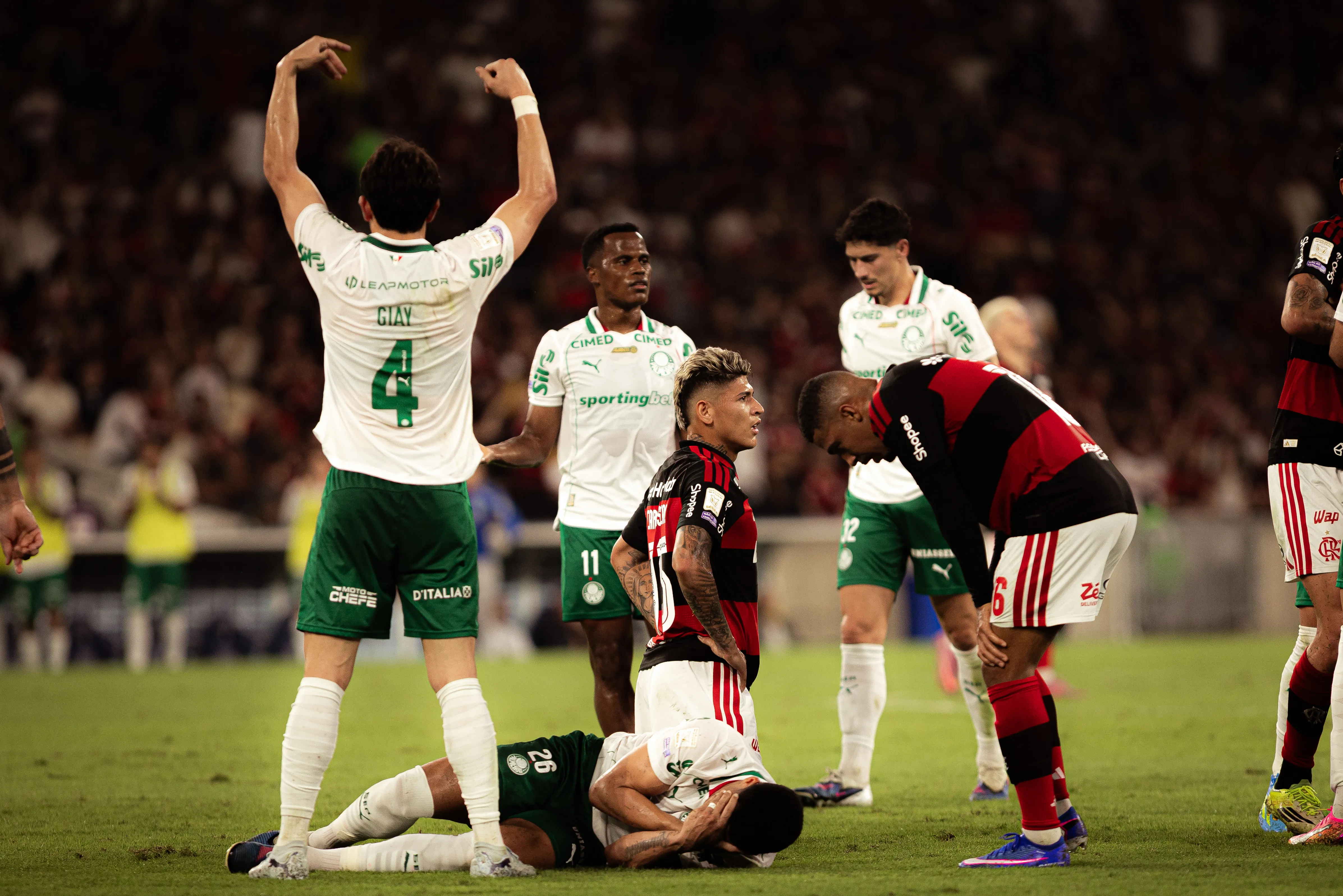 Momento da expulsão de Carrascal. Foto: Isabela Azine/AGIF