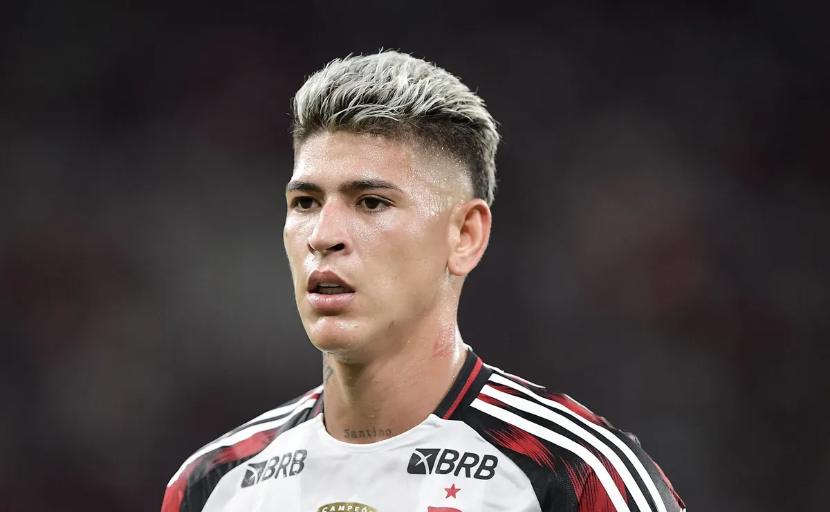 Flamengo decide punir Carrascal de forma administrativa após expulsão diante do Palmeiras