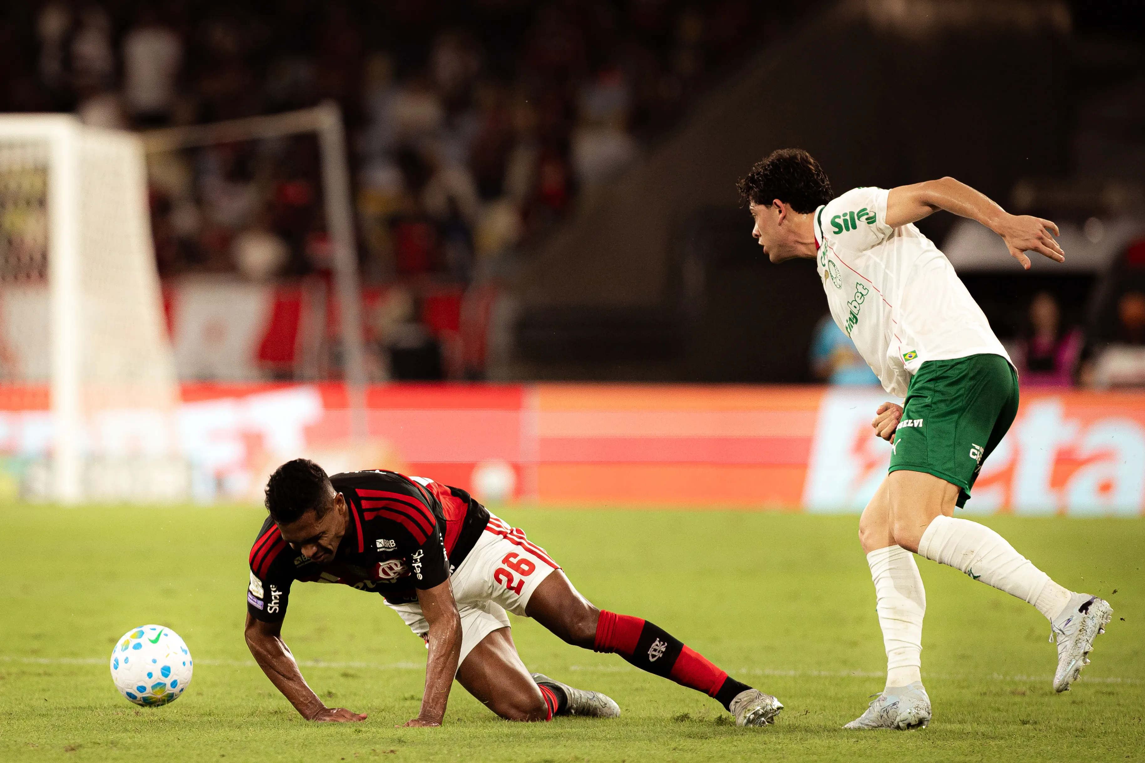 Alex Sandro jogador do Flamengo durante partida contra o Palmeiras. Foto: Isabela Azine/AGIF