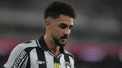 Chris Ramos, jogador do Botafogo, durante partida contra o Sport no estadio Engenhao pelo campeonato Brasileiro A 2025. Foto: Thiago Ribeiro/AGIF