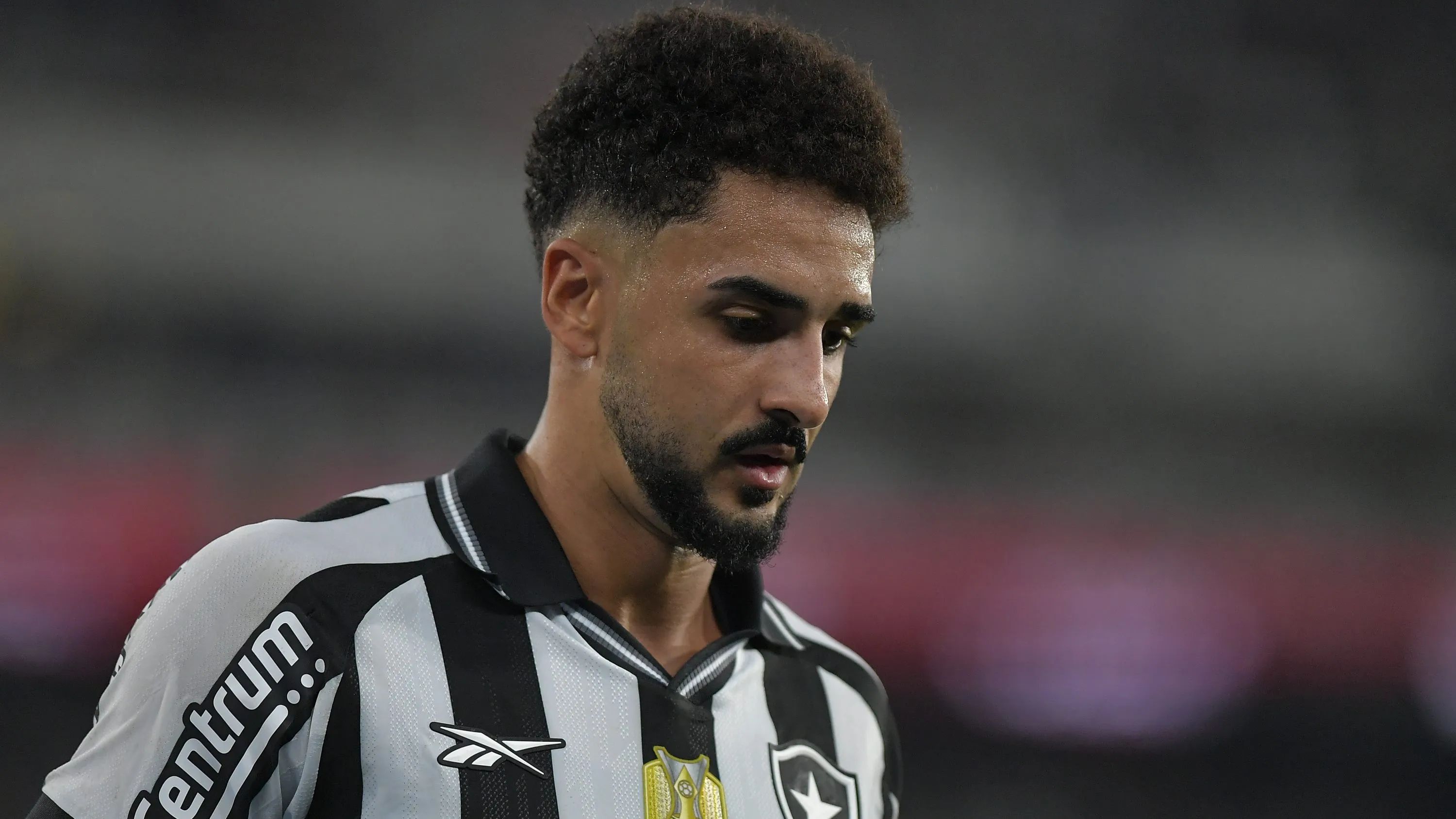 Chris Ramos, jogador do Botafogo, durante partida contra o Sport no estadio Engenhao pelo campeonato Brasileiro A 2025. Foto: Thiago Ribeiro/AGIF