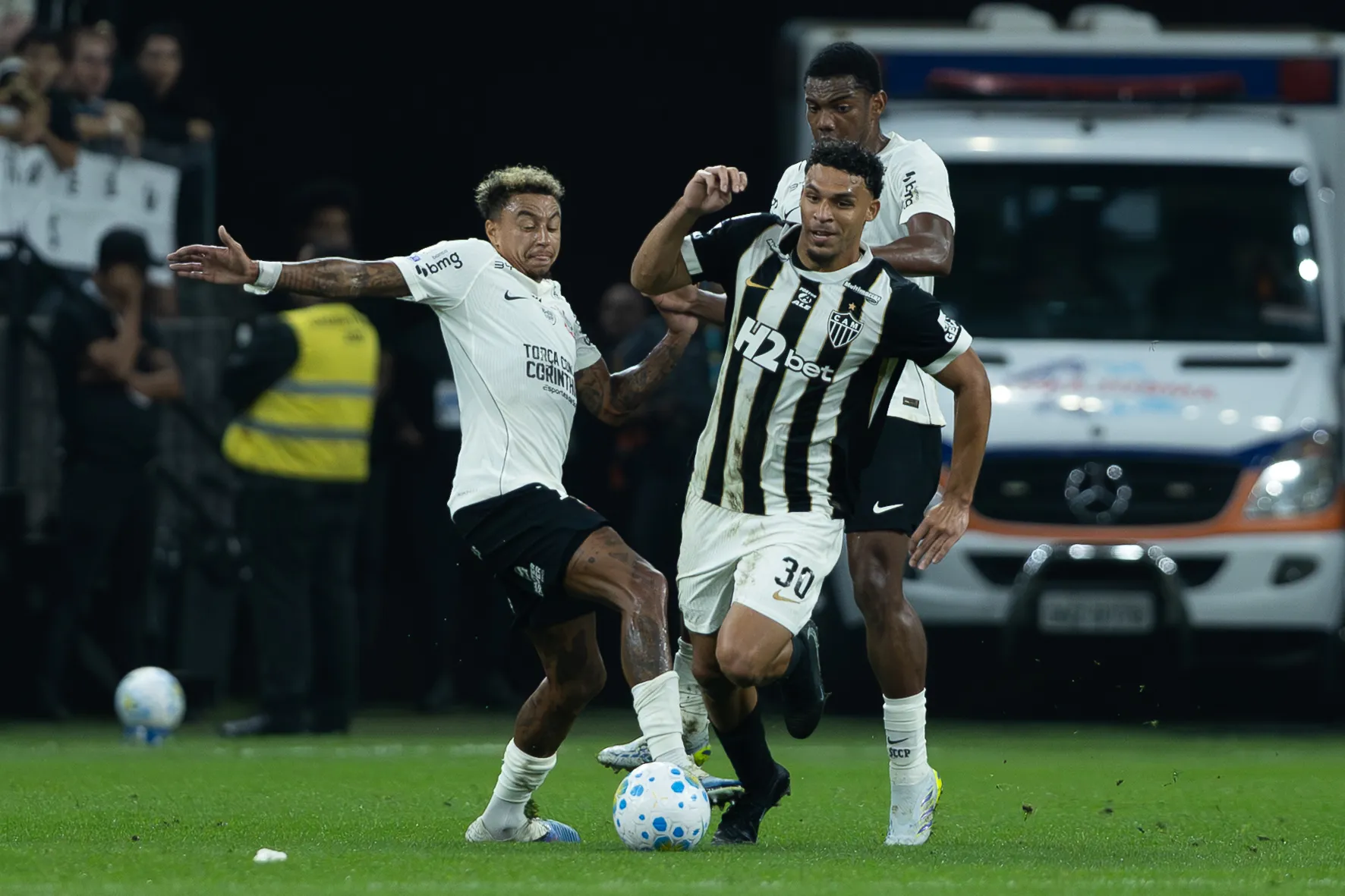 SP – SAO PAULO – 24/05/2026 – BRASILEIRO A 2026, CORINTHIANS X ATLETICO-MG – Jesse Lingard jogador do Corinthians disputa lance com Victor Hugo jogador do Atletico-MG durante partida no estadio Arena Corinthians pelo campeonato Brasileiro A 2026. Foto: Joisel Amaral/AGIF