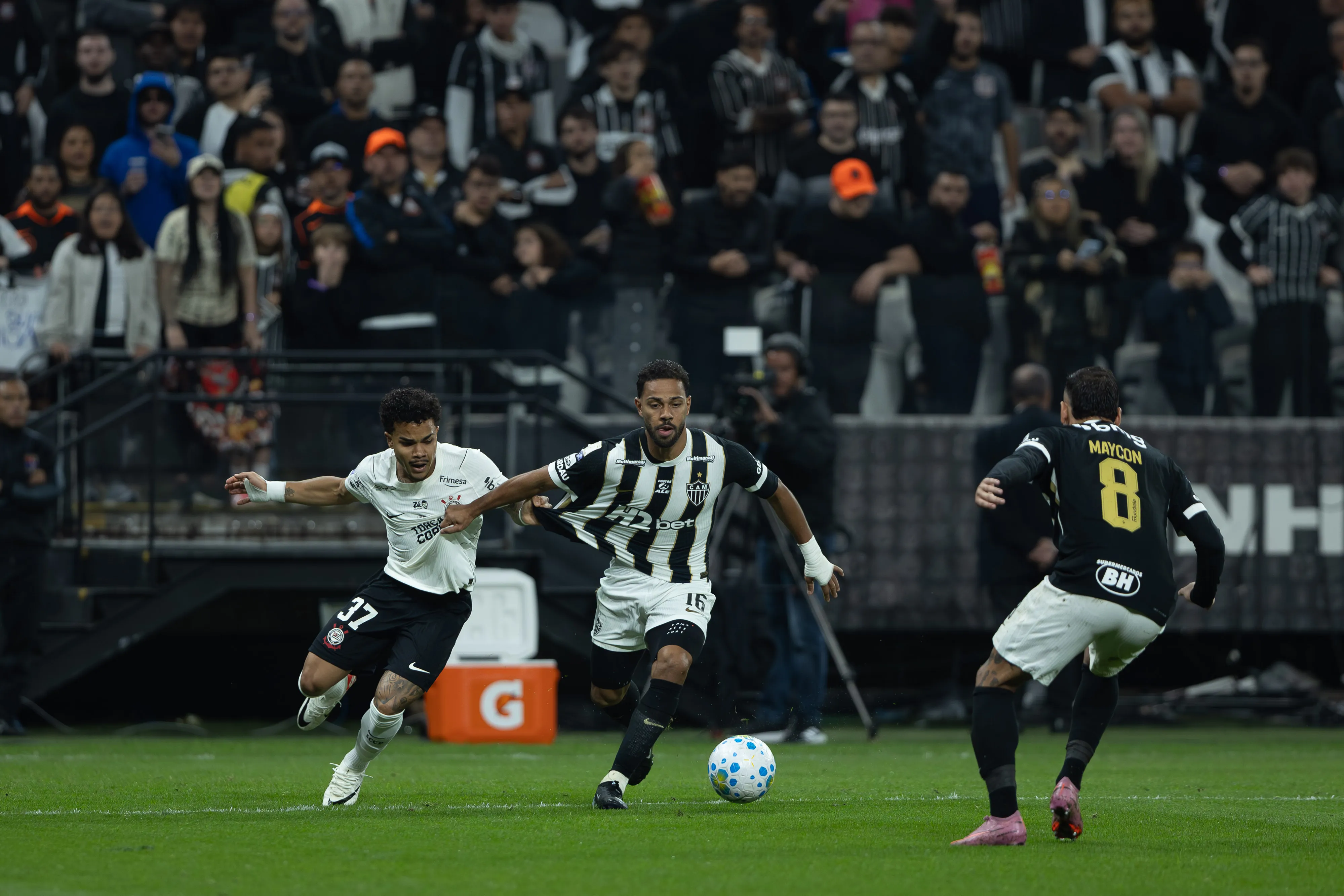 Kaio Cesar jogador do Corinthians disputa lance com Renan Lodi jogador do Atletico-MG. Foto: Joisel Amaral/AGIF