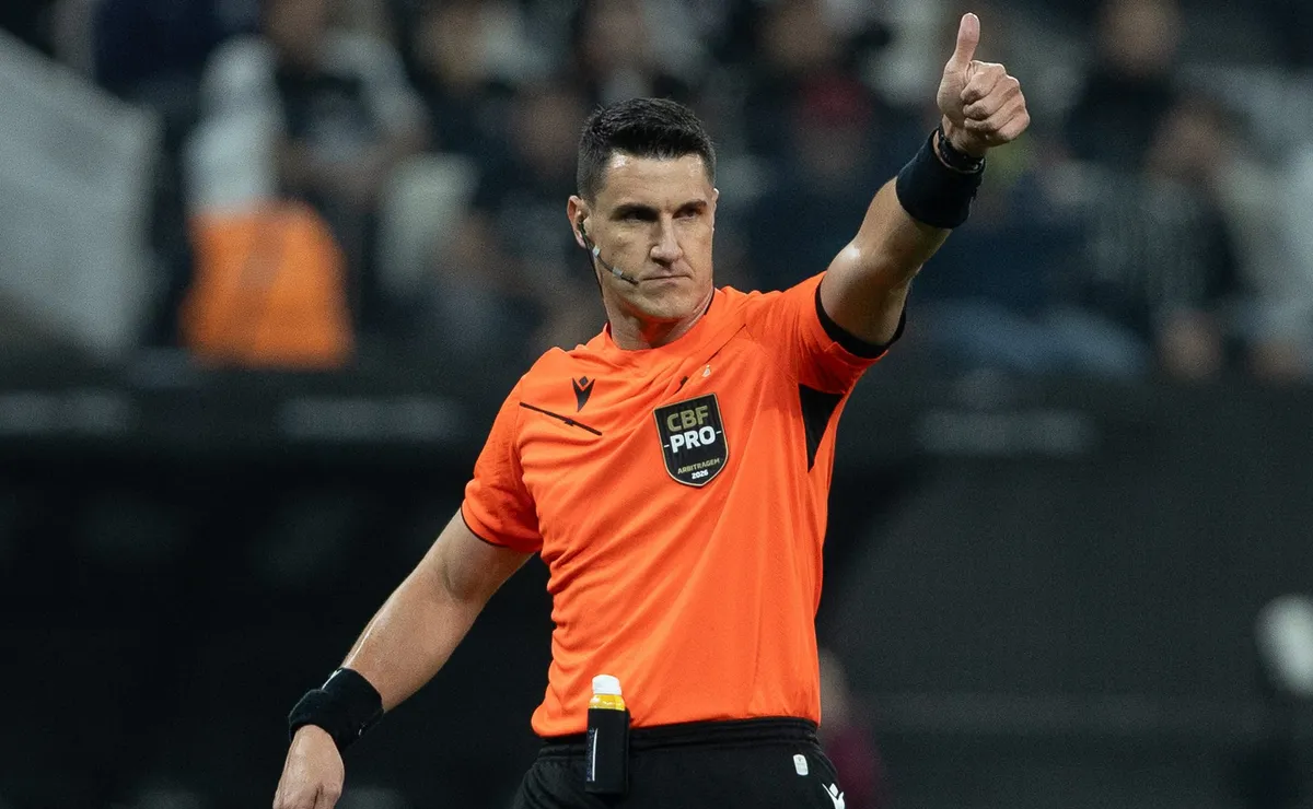 Rafael Klein causa irritação na torcida do Corinthians por pênalti não marcado contra o Atlético-MG