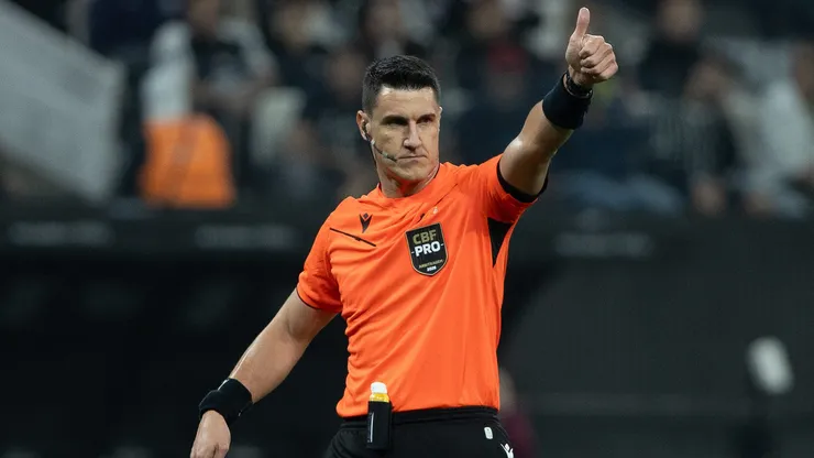 O arbitro Rafael Rodrigo Klein durante partida entre Corinthians e Atletico-MG no estadio Arena Corinthians pelo campeonato Brasileiro A 2026. Foto: Joisel Amaral/AGIF