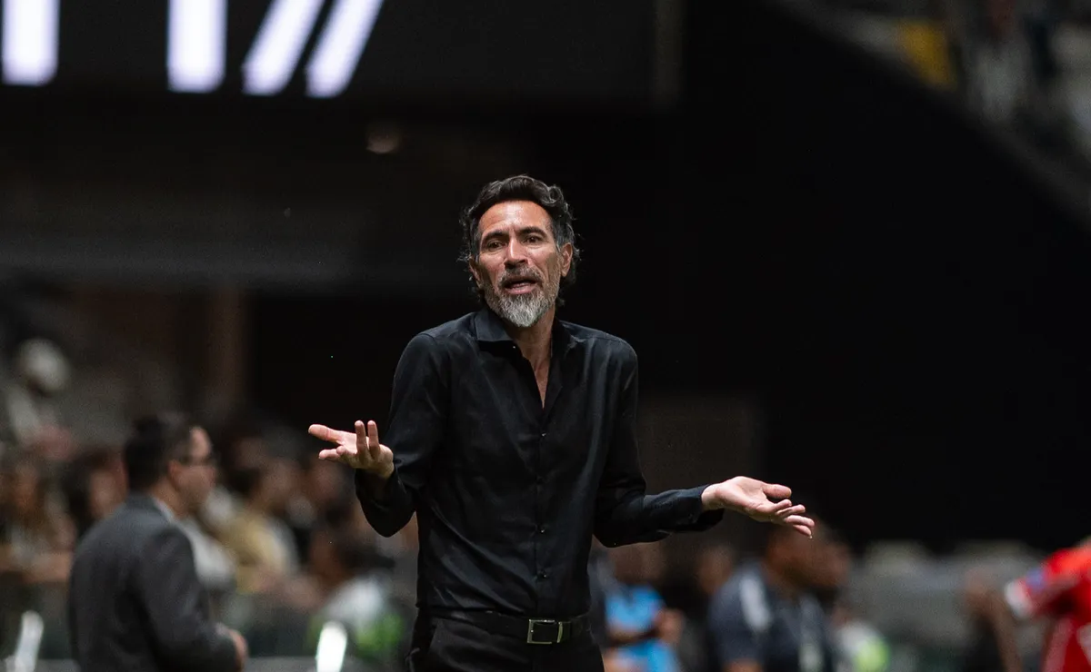 Eduardo Domínguez erra estratégia, Atlético-MG sofre gol no fim e perde para o Corinthians