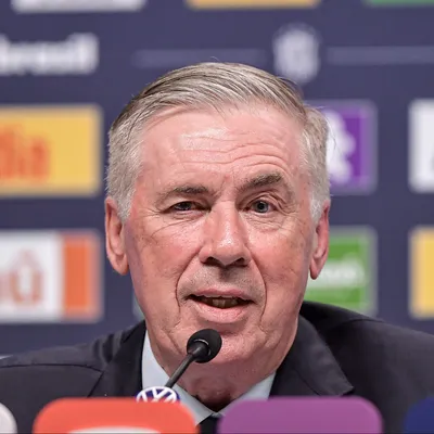Bruno Guimarães deixa jogo com dores no joelho