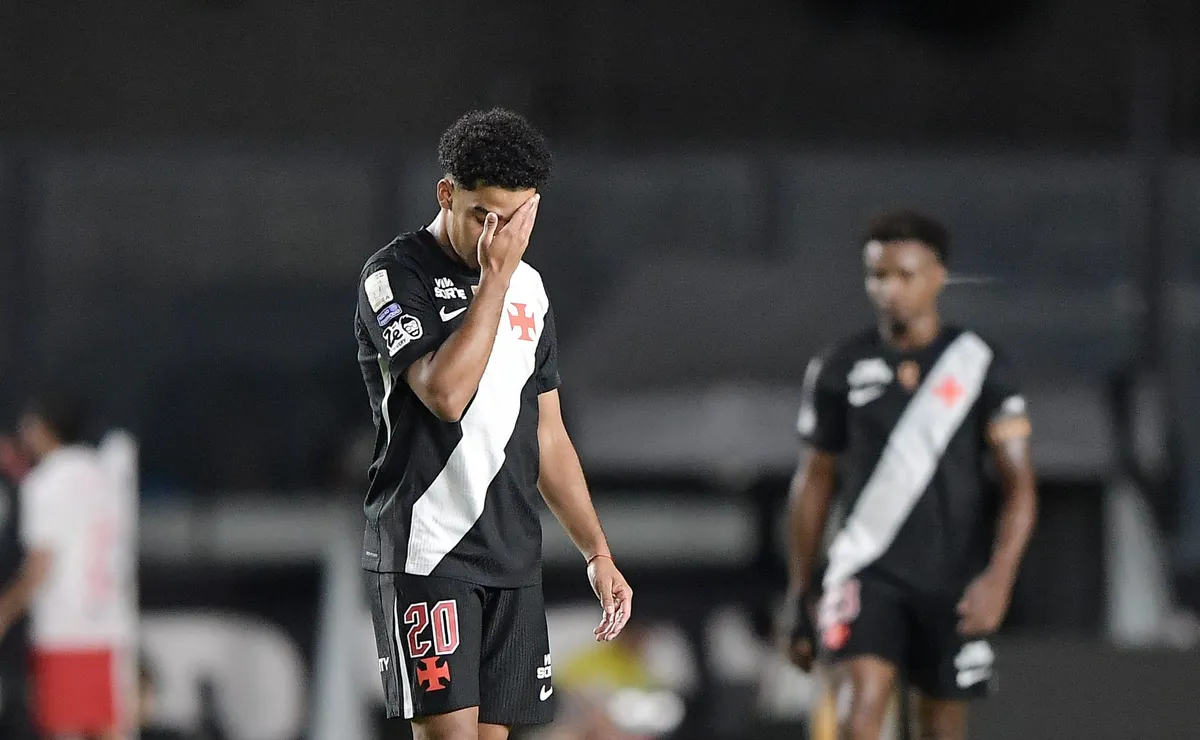 Vasco é previsível, perde em casa para o RB Bragantino e repete roteiro no Brasileirão