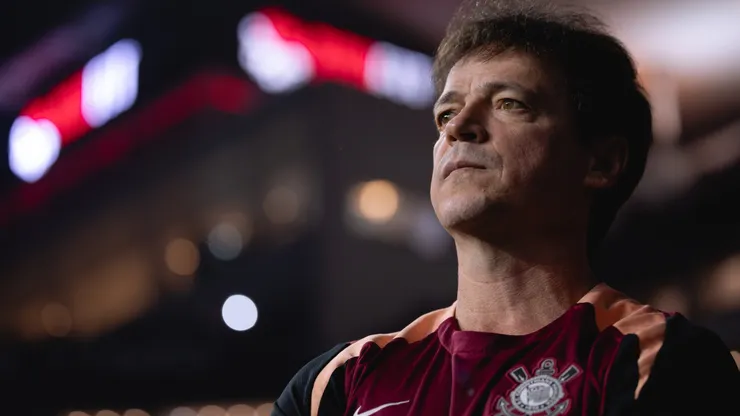 Fernando Diniz tecnico do Corinthians durante partida contra o Atletico-MG no estadio Arena Corinthians pelo campeonato Brasileiro A 2026. Foto: Ettore Chiereguini/AGIF