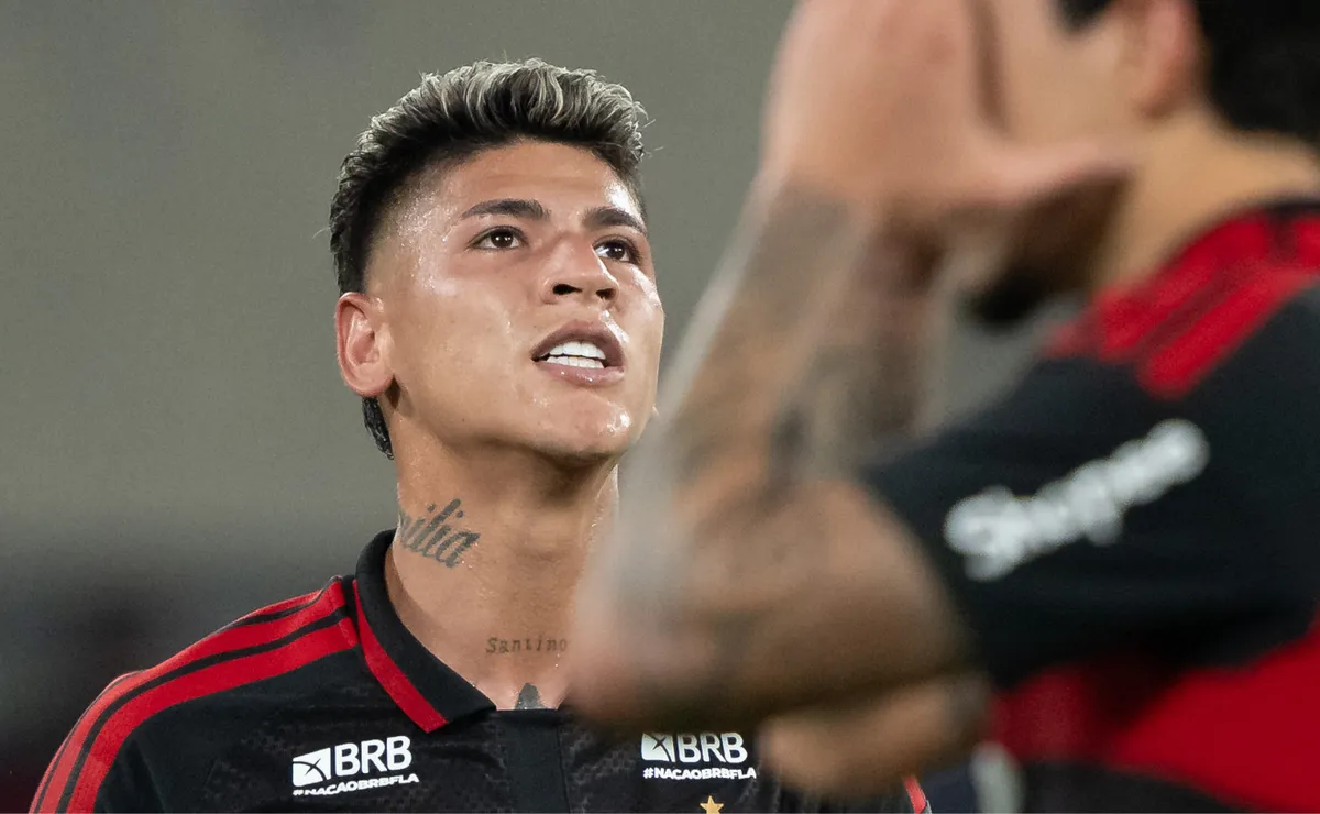 Torcida organizada do Flamengo vai na casa de Carrascal para cobrar o meia após expulsão