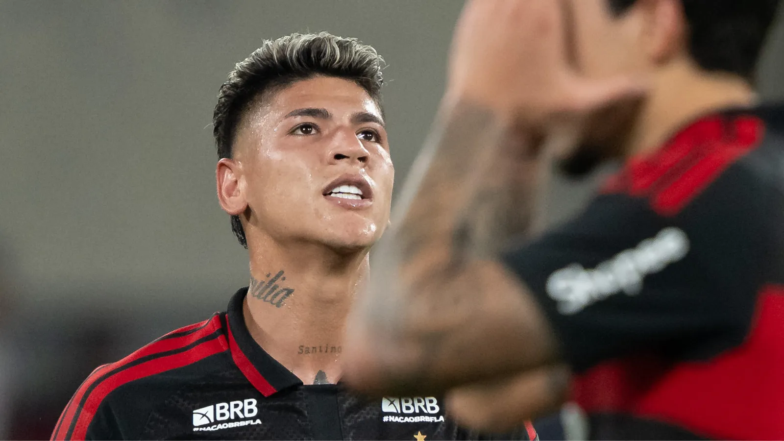 Jorge Carrascal é cobrado por torcida organizada.