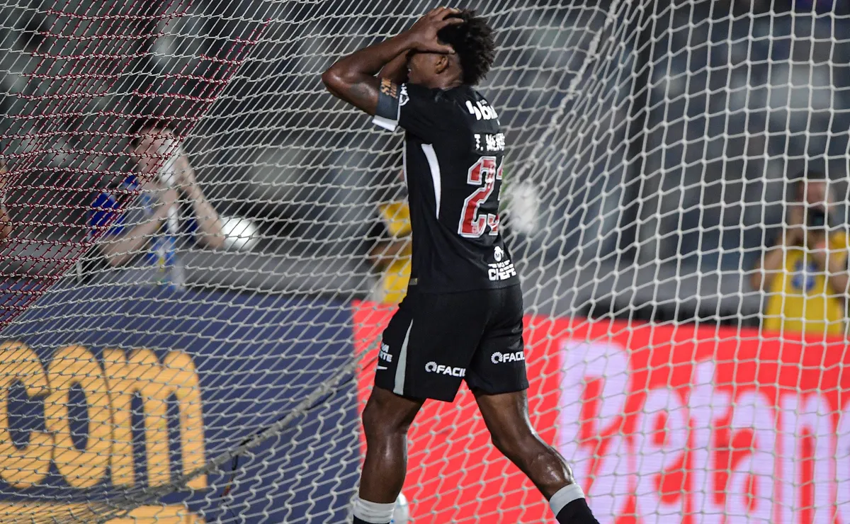 Vestiário do Vasco quase tem pancadaria por cobrança quente após derrota de 3 a 0