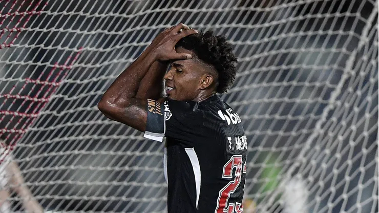 Thiago Mendes jogador do Vasco lamenta durante partida contra o Bragantino no estadio Sao Januario pelo campeonato Brasileiro A 2026.