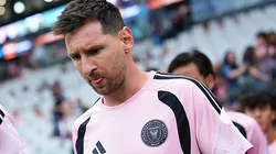 Messi deixou o campo com problema muscular (Photo by Rich Storry/Getty Images)