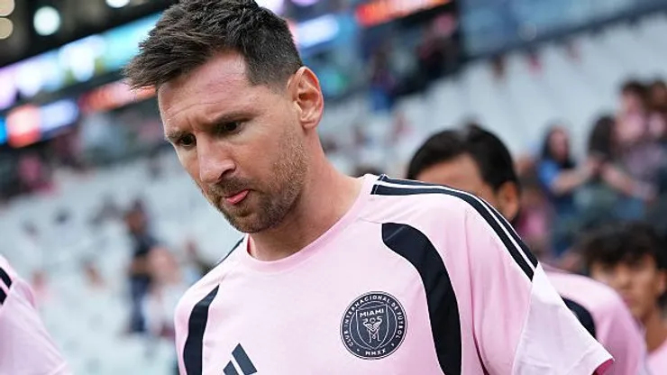 Messi deixou o campo com problema muscular (Photo by Rich Storry/Getty Images)