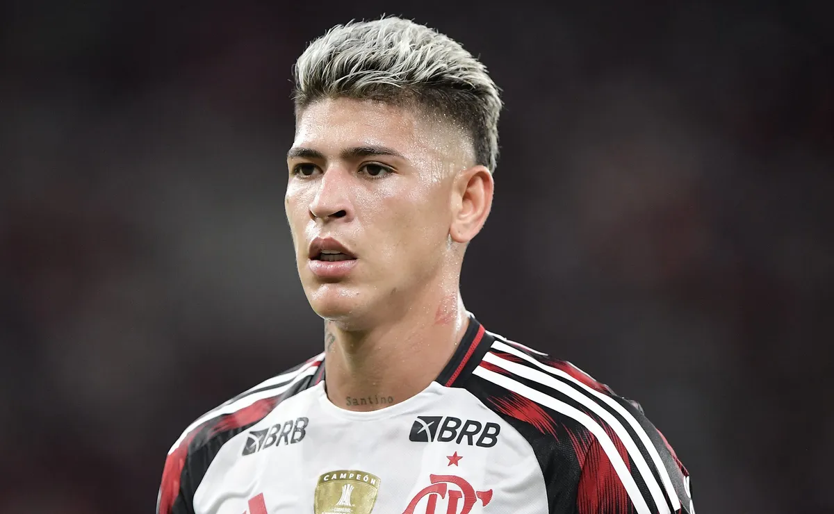 Carrascal iguala gols e expulsões e vira preocupação no Flamengo