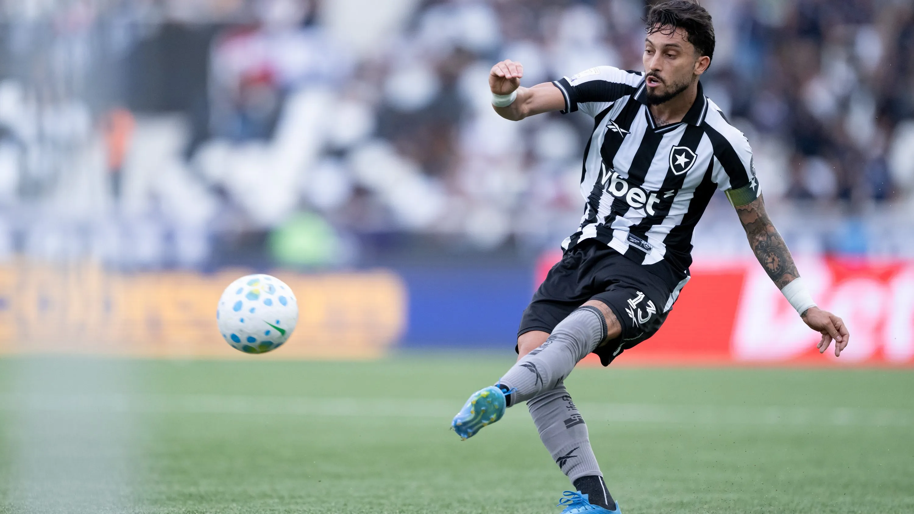 Alex Telles deve retornar no duelo contra o Bahia – Foto: Jorge Rodrigues/AGIF