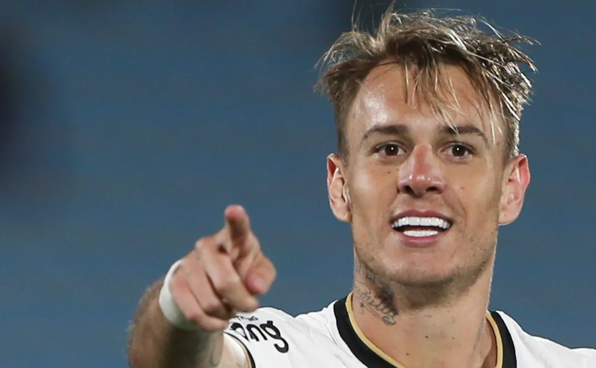 Roger Guedes visita Corinthians nas férias, mas volta ‘oficial’ só no futuro