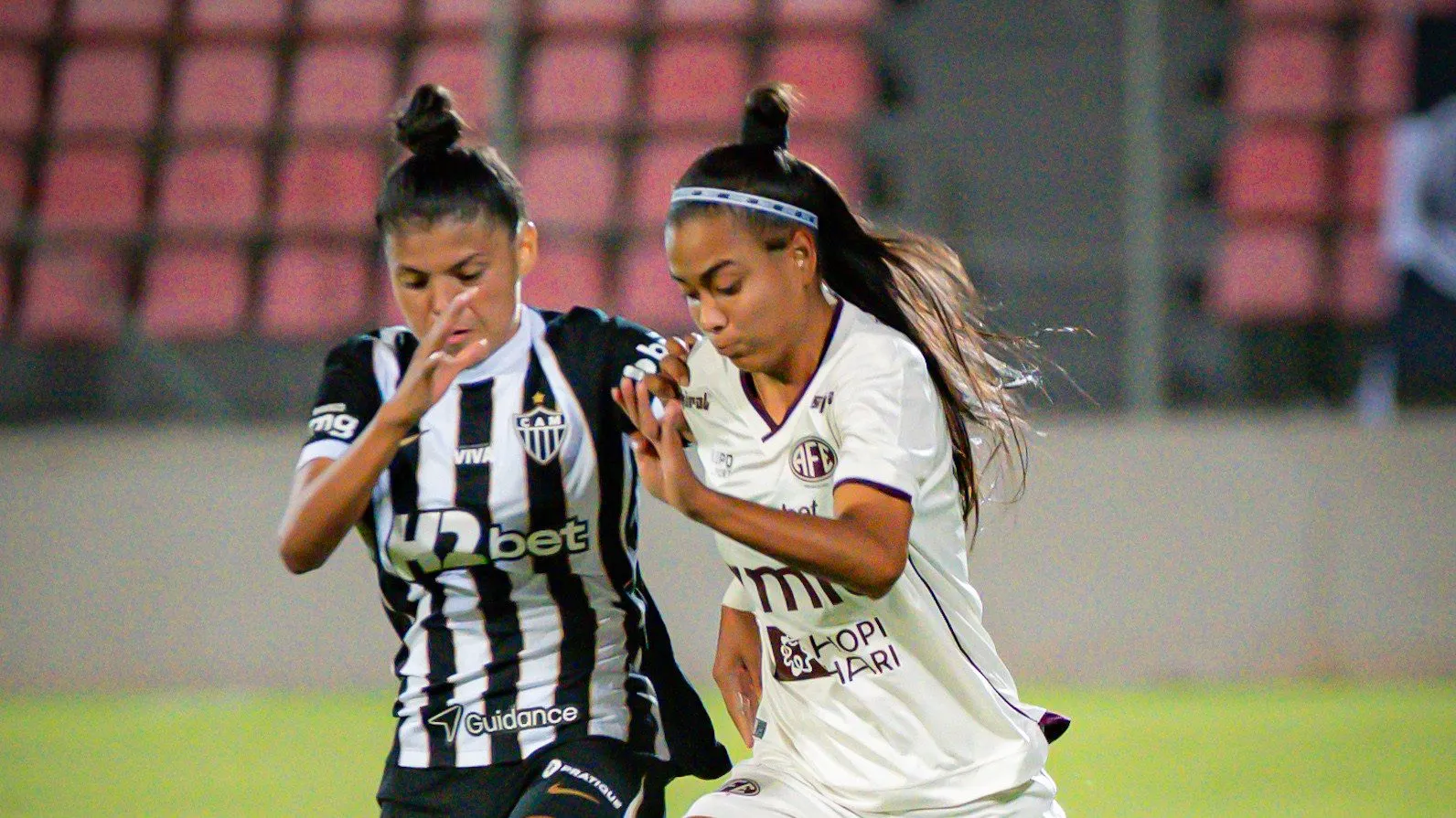 Jogadoras do Atlético-MG e Ferroviária em jogo do Brasileirão Feminino