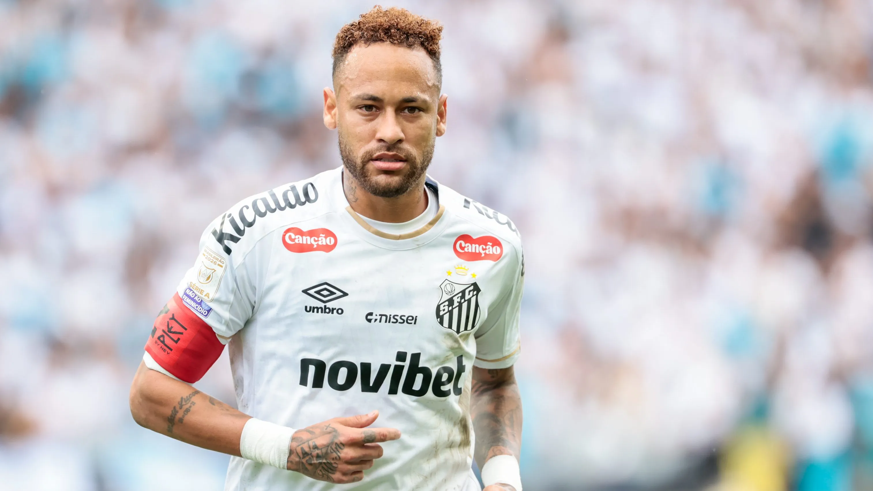 Neymar em ação pelo Santos: Para Scolari, o caso do camisa 10 do Peixe não se comparar ao que viveu com Romário em 2002 – Foto: Marcello Zambrana/AGIF