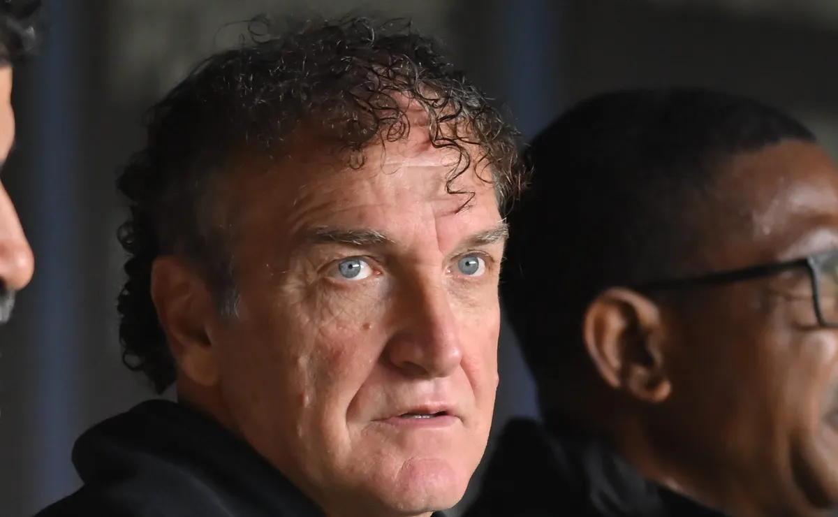 Cuca foca no mercado do exterior e indica lateral e meio-campista para diretoria do Santos