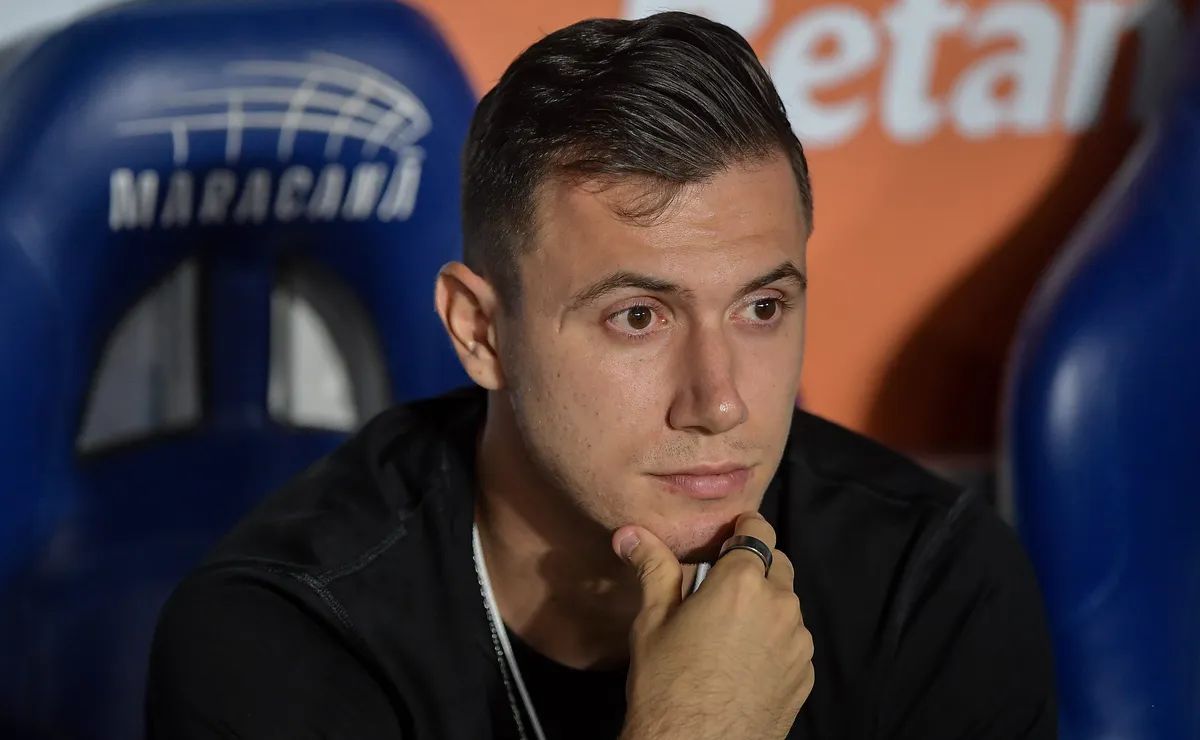 Lucas Piton acumula erros no Vasco e aumenta desgaste com a torcida após derrota para o Bragantino