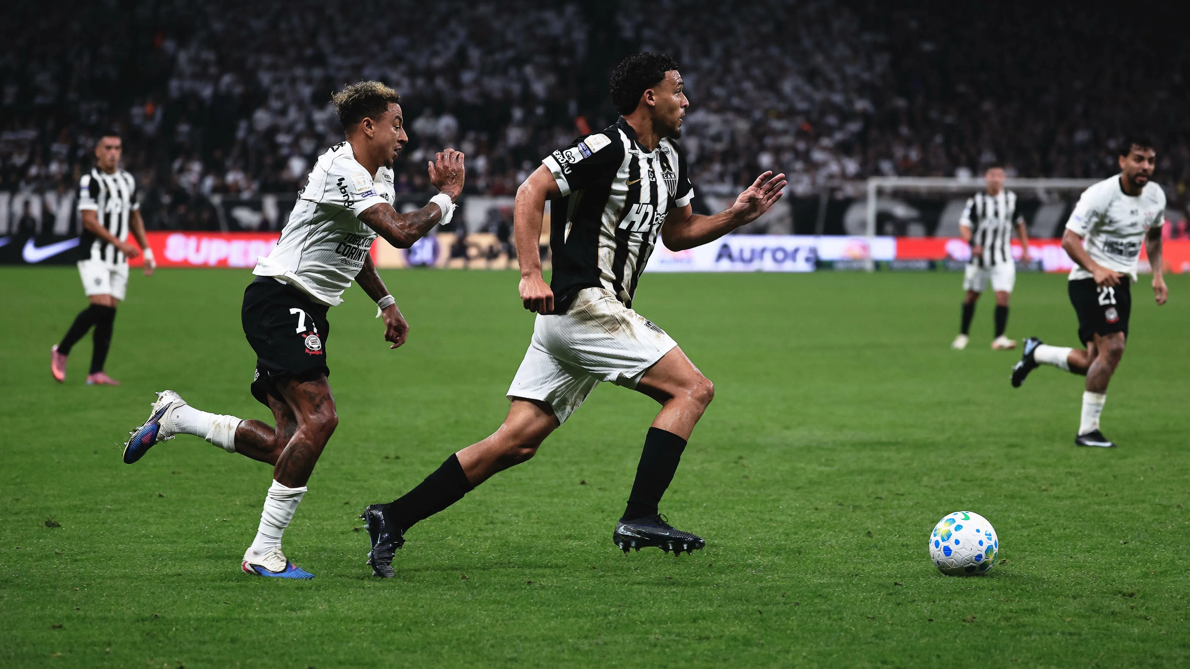 Victor Hugo em ação no duelo contra o Corinthians – Foto: Ettore Chiereguini/AGIF