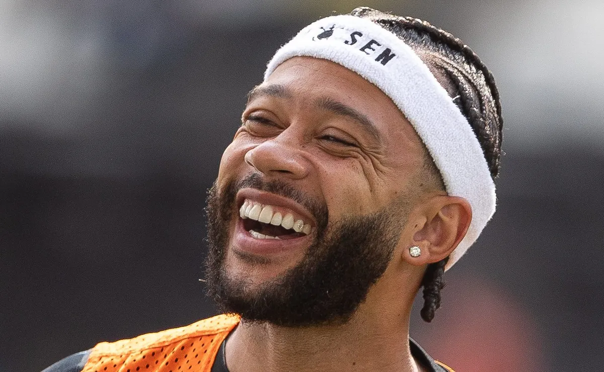 Corinthians entrega proposta de renovação e aguarda resposta de Memphis Depay
