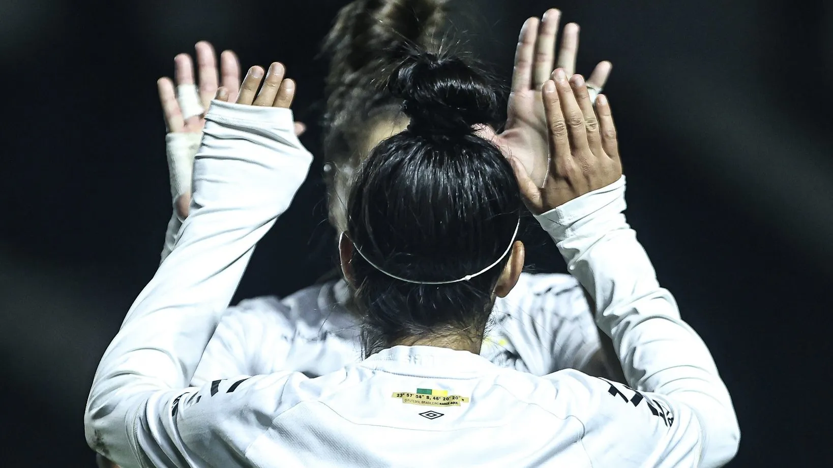 Analuyza jogadora do Santos em campo