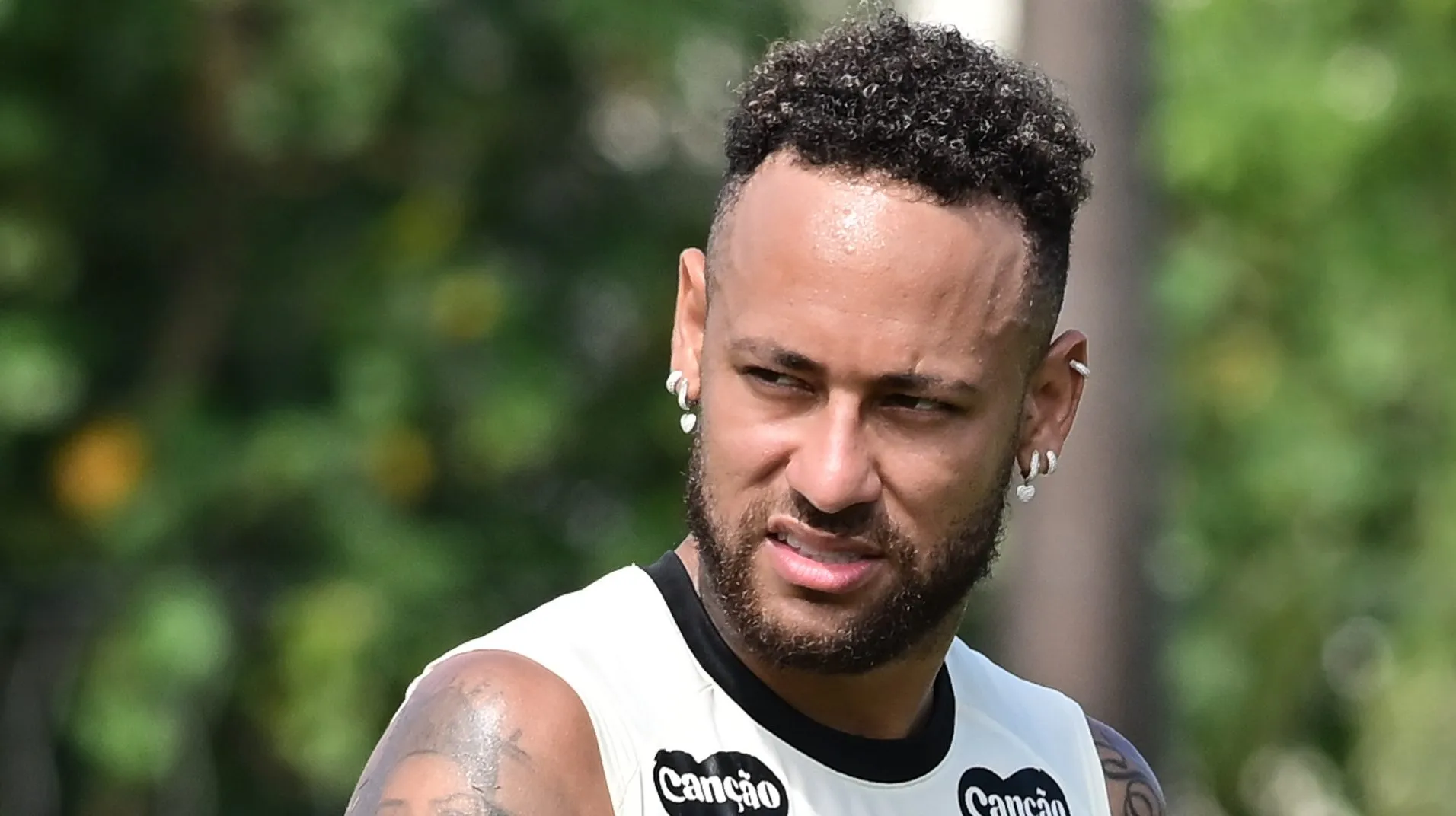 Foto: Jota Erre/AGIF – Ney Jr. durante treino no CT Rei Pelé.