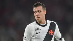 Lucas Piton jogador do Vasco durante partida contra o Flamengo no estadio Maracana pelo campeonato Carioca 2026. Foto: Thiago Ribeiro/AGIF