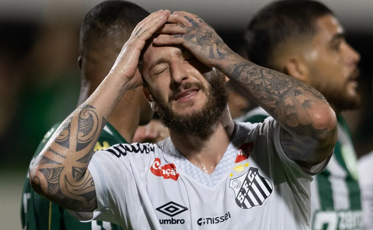 Zé Rafael pede para treinar separado e encaminha despedida no Santos