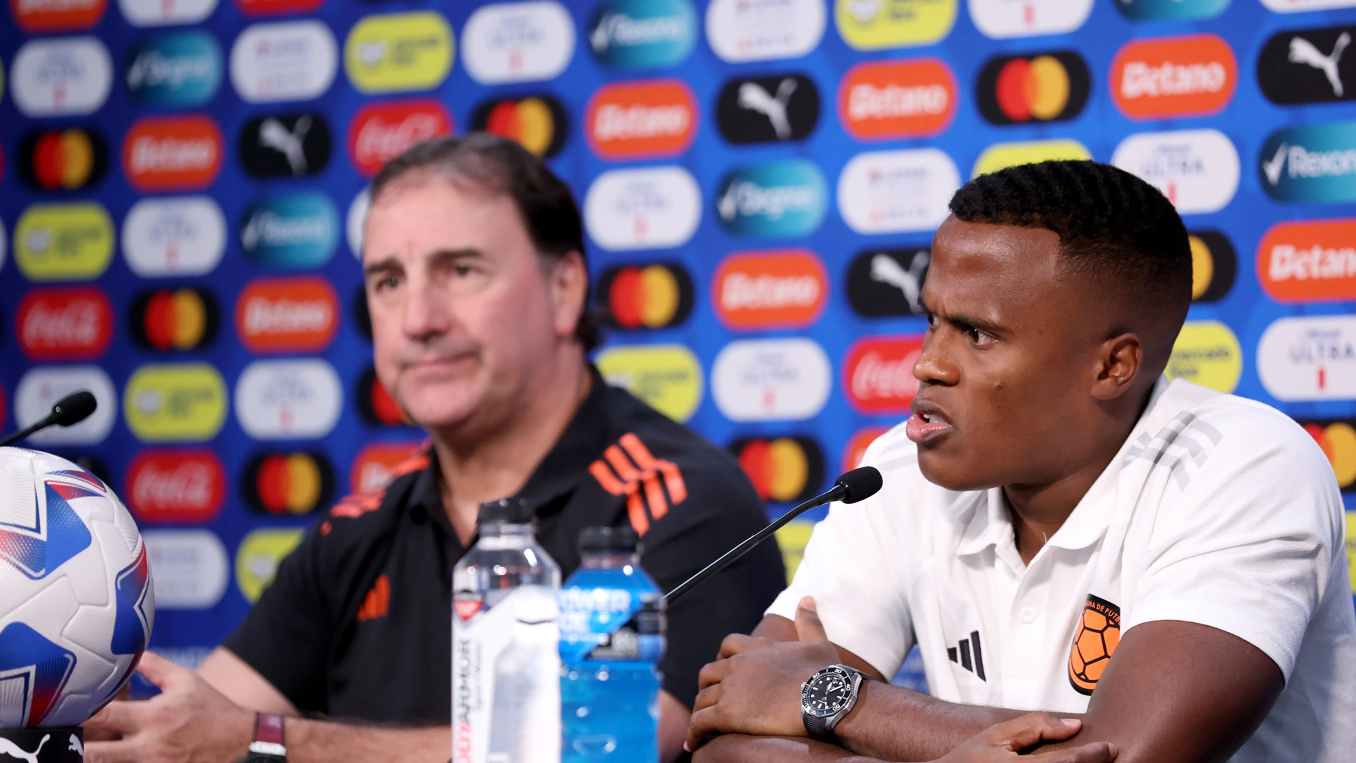 Foto: Ezra Shaw/Getty Images – Néstor Lorenzo, técnico argentino, em coletiva na Colômbia ao lado de Arias.