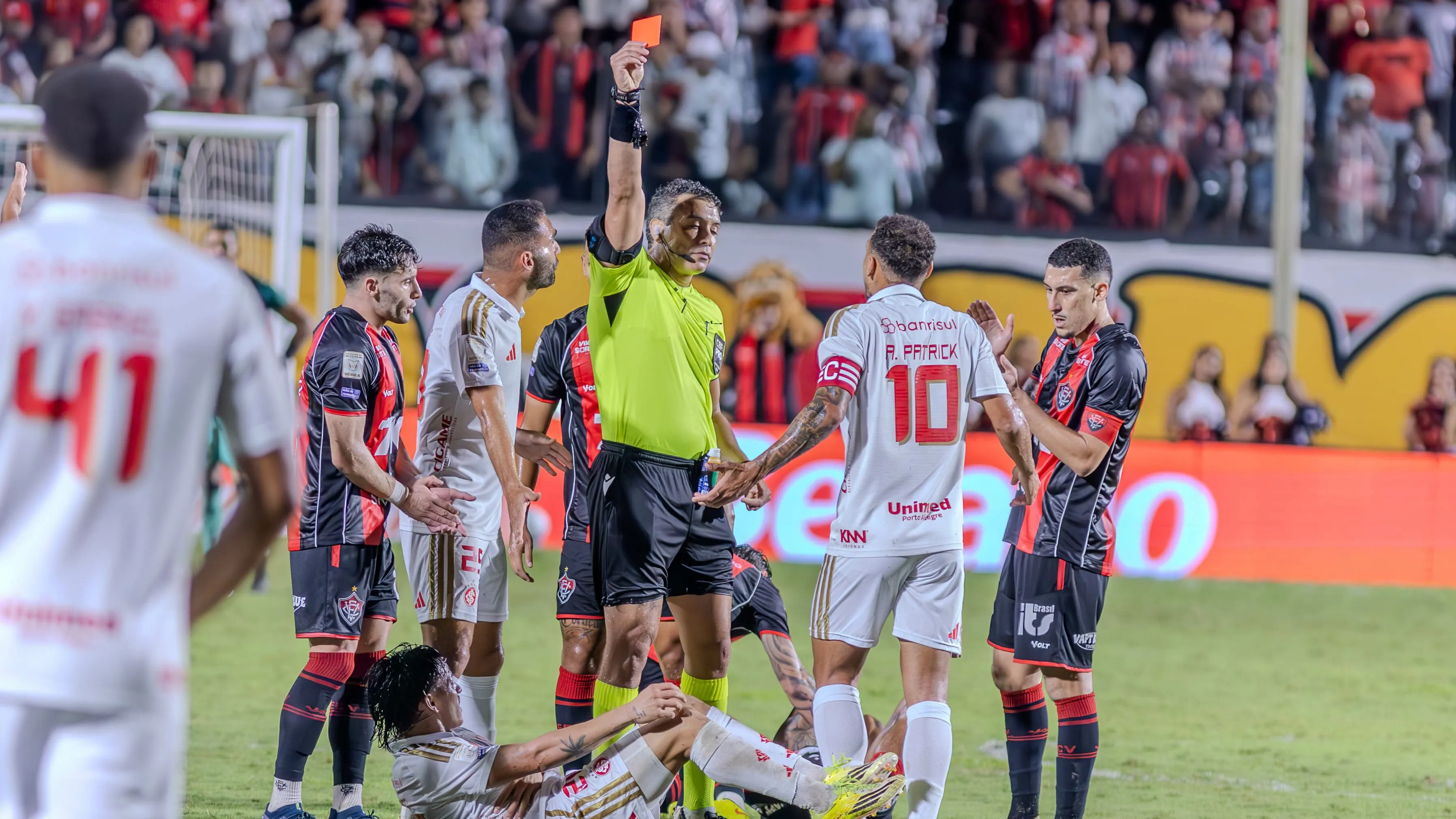 Bernabei jogador do Internacional recebe cartao vermelho do arbitro durante partida contra o Vitoria no estadio Barradao pelo campeonato Brasileiro A 2026. Foto: Marcio Jose/AGIF