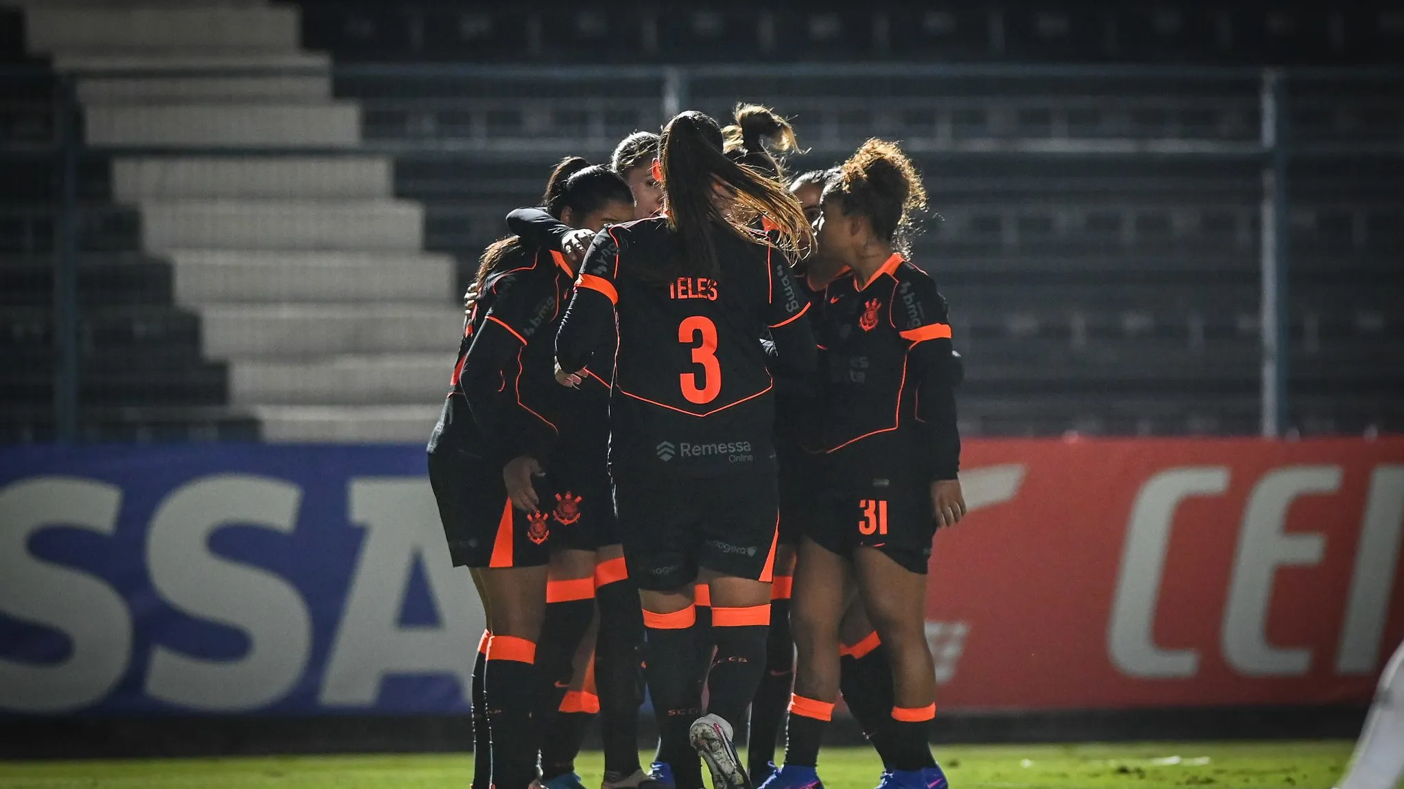 Jogadoras do Corinthians reunidas em campo pelo Paulistão F