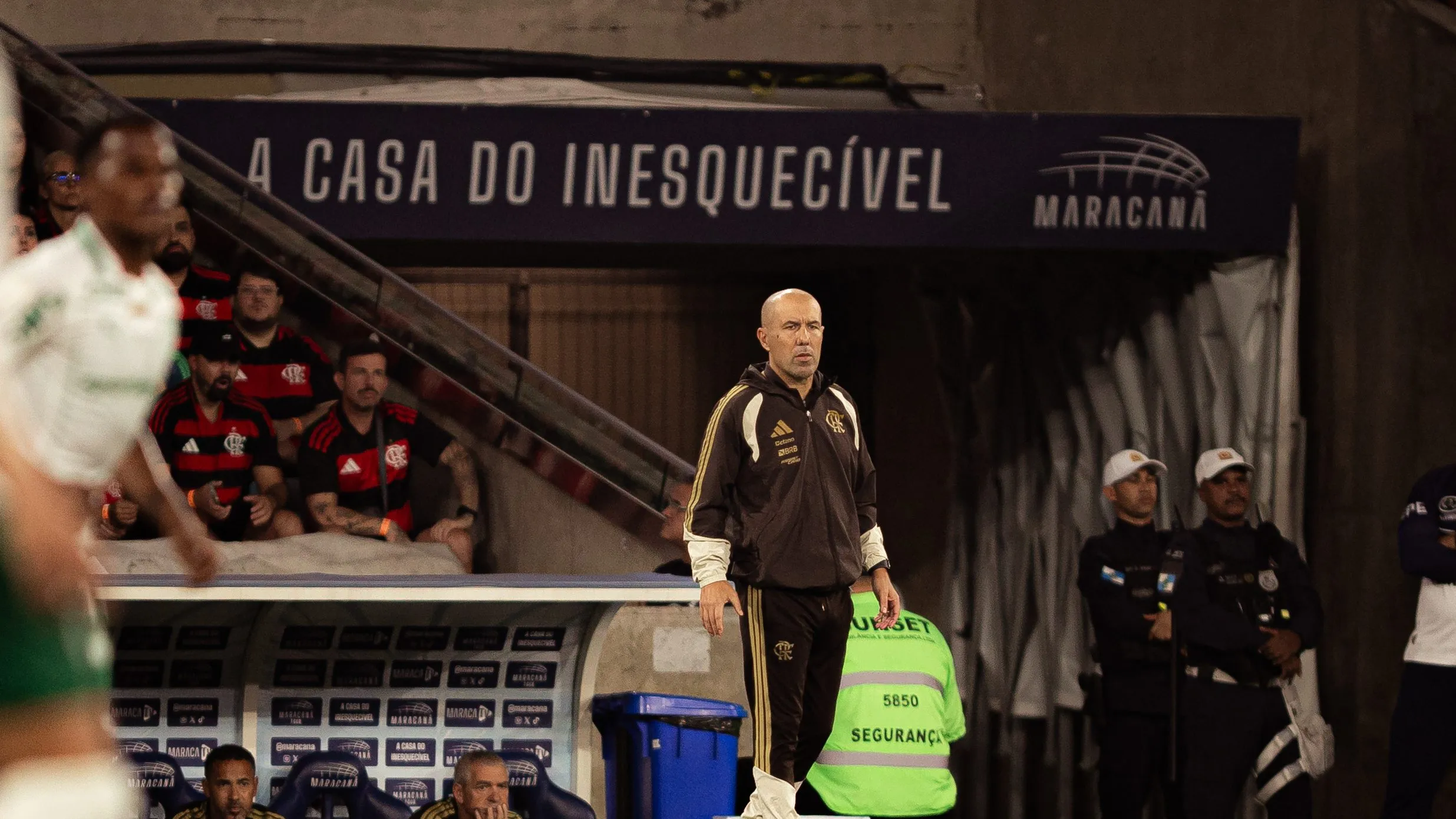 Foto: Isabela Azine/AGIF – Leonardo Jardim durante jogo contra o Palmeiras, no Maracanã.
