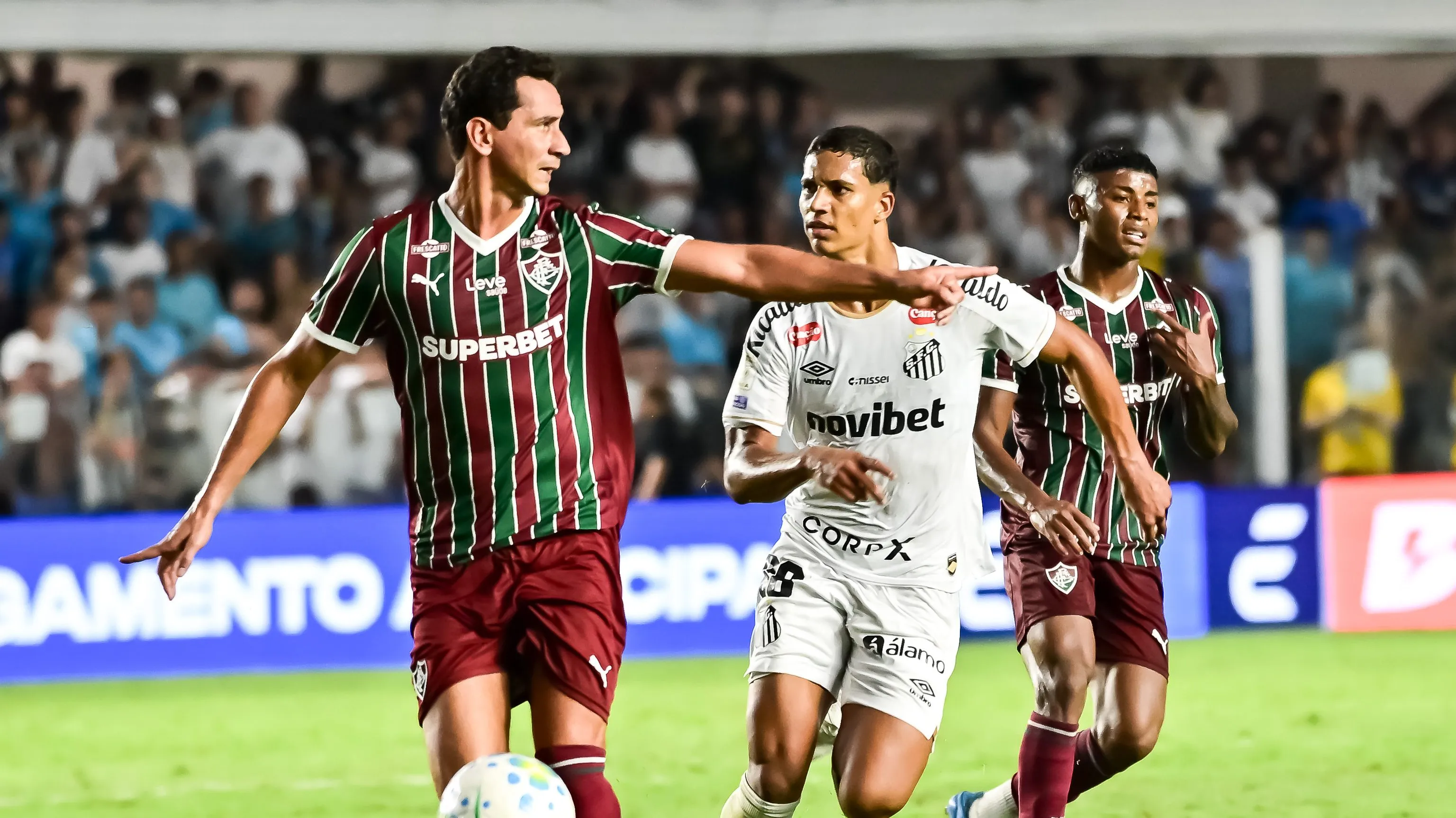 Foto: Jota Erre/AGIF – Paulo Henrique G. durante jogo contra o Santos, pelo Campeonato Brasileiro.