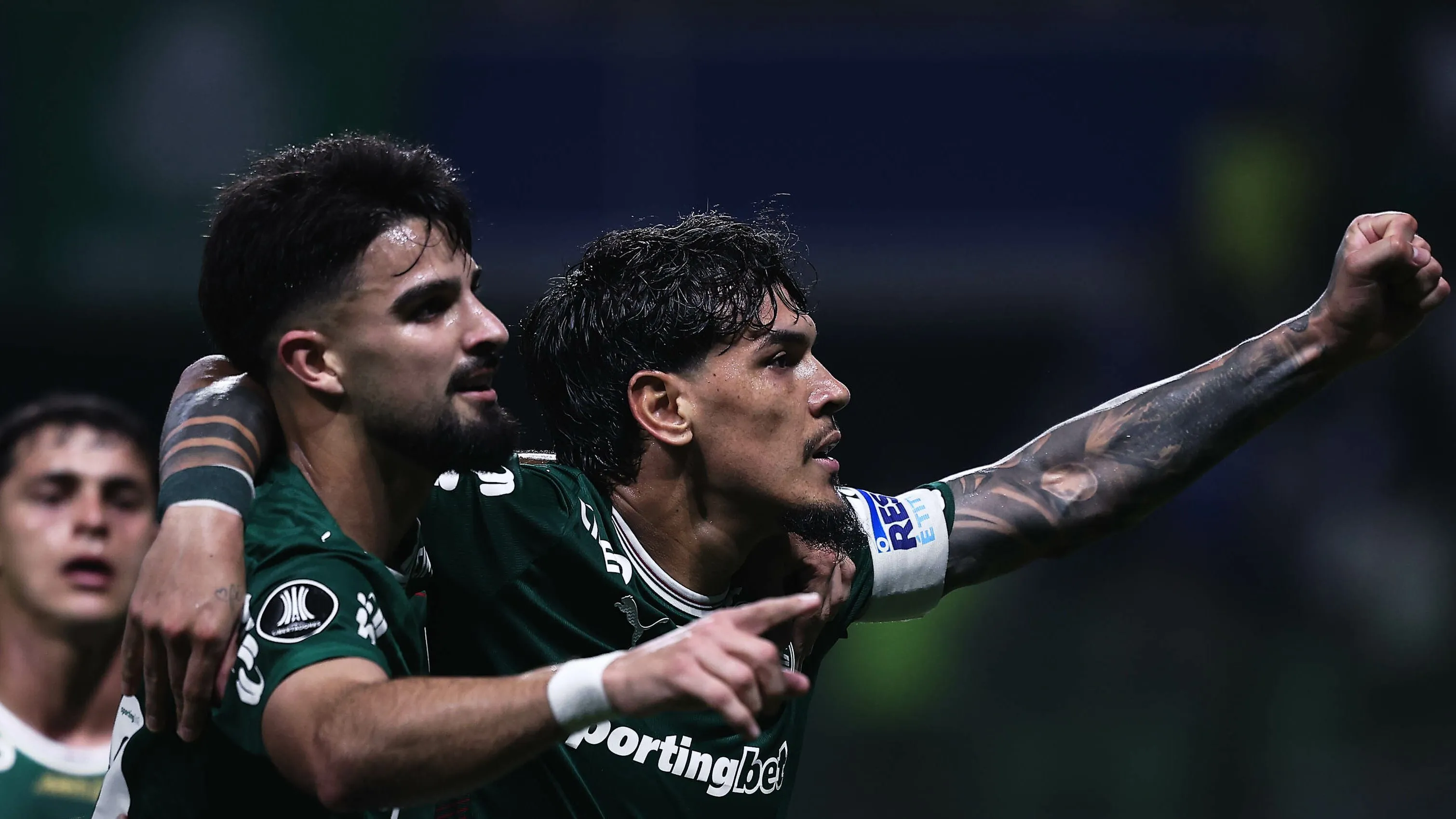 Foto: Ettore Chiereguini/AGIF – Flaco López e Gómez comemorando gol do Verdão em jogo no Allianz Parque.
