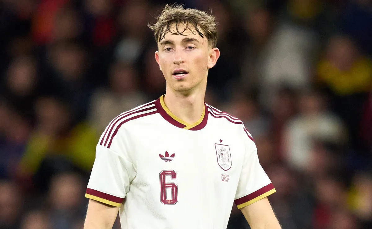 Após não ser chamado pela Seleção da Espanha, Dean Huijsen compartilha ironia enviada pelo próprio pai