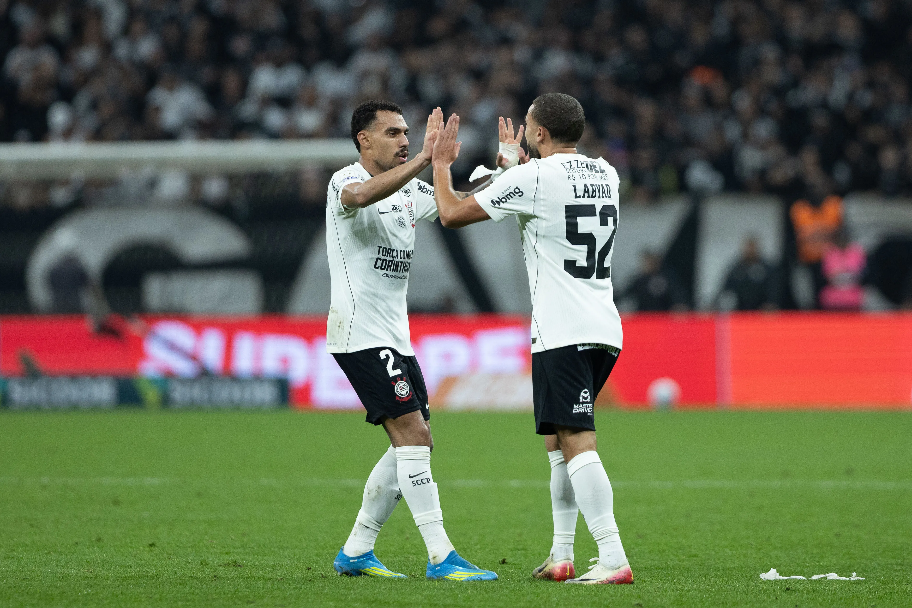 Zakaria Labyad jogador do Corinthians comemora seu gol com Matheuzinho jogador da sua equipe. Foto: Joisel Amaral/AGIF
