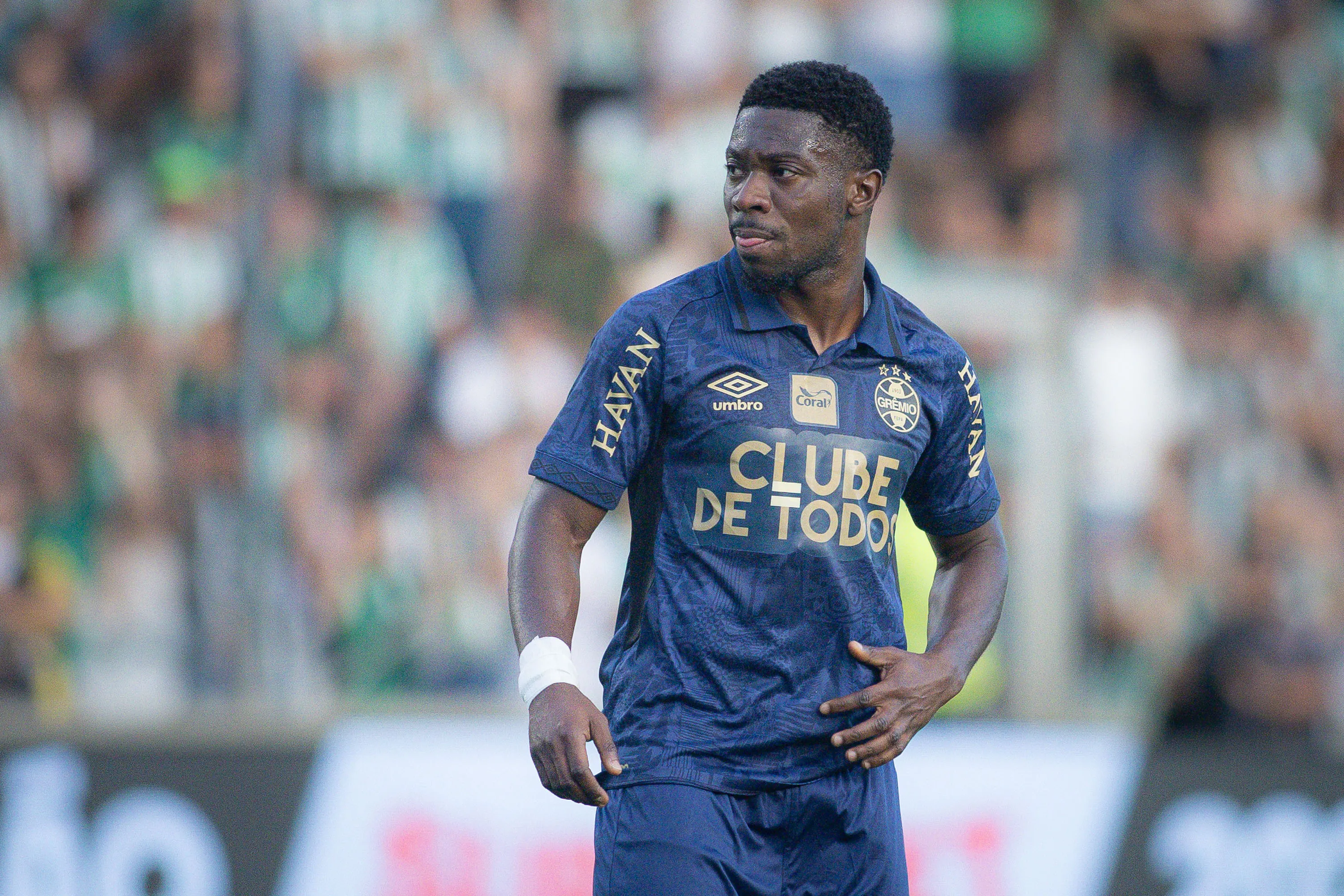 Francis Amuzu jogador do Gremio durante partida contra o Juventude no estadio Alfredo Jaconi pelo campeonato Gaucho 2026. Foto: Maxi Franzoi/AGIF
