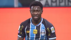 Francis Amuzu jogador do Grêmio lamenta durante partida contra o Santos. Foto: Maxi Franzoi/AGIF